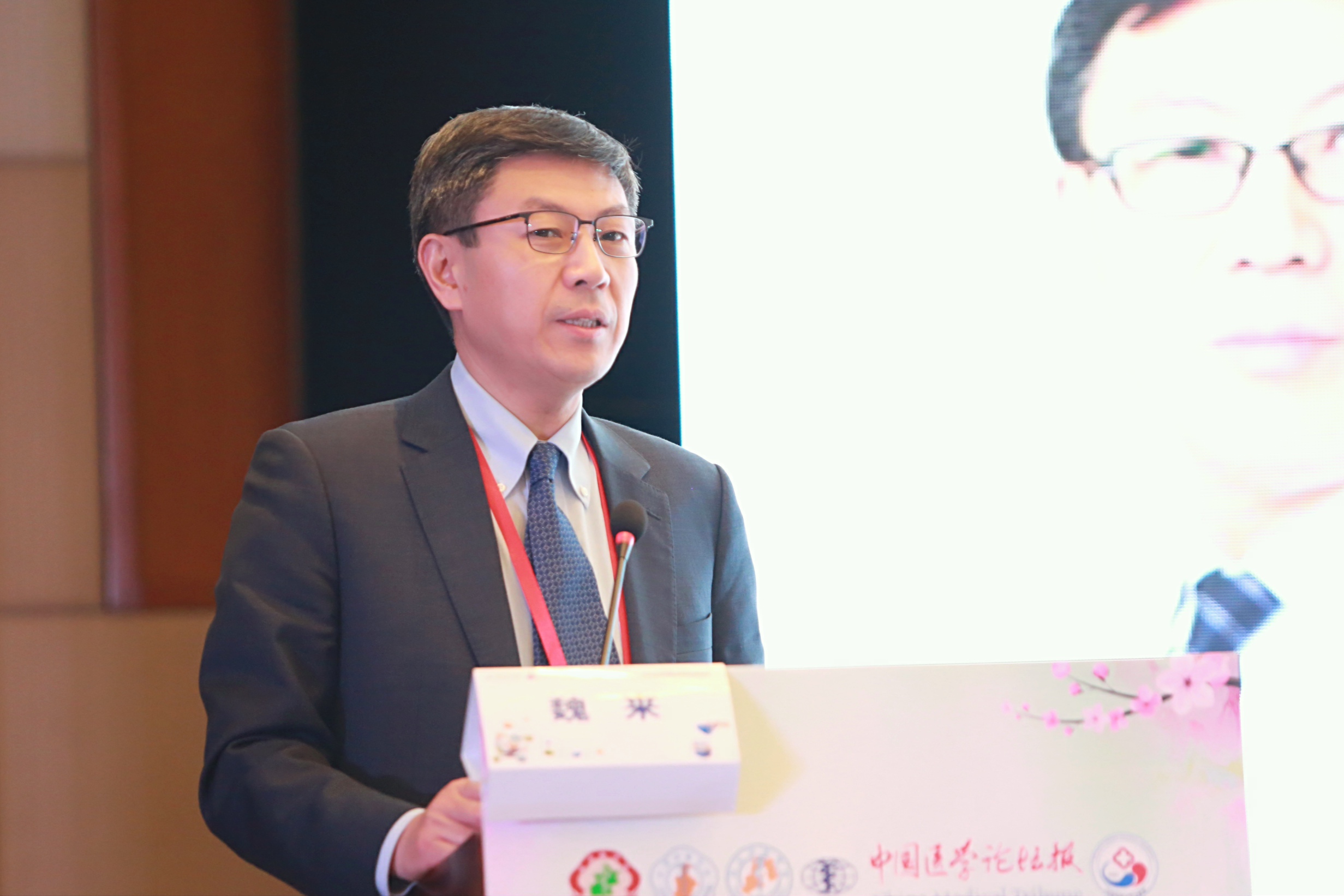 魏来 教授.jpg